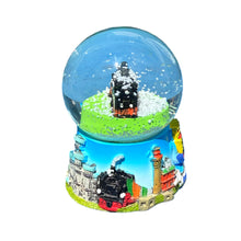 Laden Sie das Bild in den Galerie-Viewer, Seitenansicht links:
Detailansicht der Schneekugel mit Rasendem Roland – Sockel mit Segelboot, Möwen und Leuchttürmen von Kap Arkona