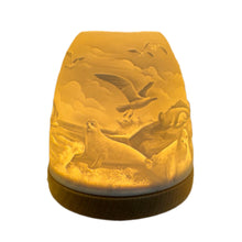 Laden Sie das Bild in den Galerie-Viewer, Porzellan Windlicht, Teelicht, Mini - Iglu "Leuchtturm mit Robbe" MI546