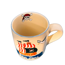 Laden Sie das Bild in den Galerie-Viewer, Kindertasse, Keramik, „Pirat“ klein (Espressogröße) mit Wunschnamen - Jeder Name ist möglich!