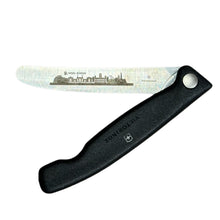 Laden Sie das Bild in den Galerie-Viewer, Victorinox: Picknickmesser, Gemüsemesser „Insel Rügen“, schwarz, faltbar, Wellenschliff, 6.7833.F.R6RÜG