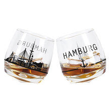 Laden Sie das Bild in den Galerie-Viewer, Wobbling Glas „Hamburg“ - 2er Set Das Glas wackelt, kippt aber nicht um.