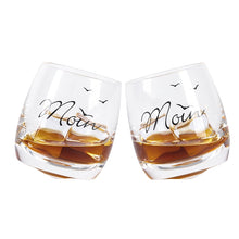Laden Sie das Bild in den Galerie-Viewer, Wobbling Glas „Moin“ - 2er Set Das Glas wackelt, kippt aber nicht um.