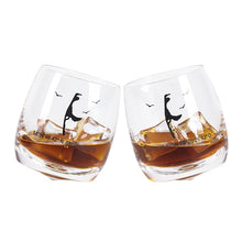 Laden Sie das Bild in den Galerie-Viewer, Wobbling Glas „Sylt“ - 2er Set Das Glas wackelt, kippt aber nicht um.