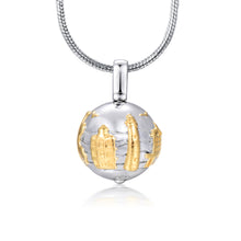 Laden Sie das Bild in den Galerie-Viewer, Inselsilber: Anhänger, großer Bicolor - Kugelanhänger "Meine Insel Rügen - Meine kleine Welt", 925er Silber, vergoldet, KA22WY