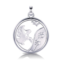 Laden Sie das Bild in den Galerie-Viewer, Inselsilber: Anhänger, "Mein Hund und ich auf Rügen", 925er Silber, weiß rhodiniert, KA23