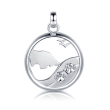 Laden Sie das Bild in den Galerie-Viewer, Inselsilber: Anhänger, "Mein Hund und ich auf Fehmarn", 925er Silber, weiß rhodiniert, KA42