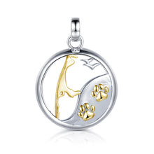 Laden Sie das Bild in den Galerie-Viewer, Inselsilber: Anhänger, "Mein Hund und ich auf Sylt", 925er Silber, bicolor, vergoldet, KA47WY