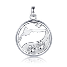 Laden Sie das Bild in den Galerie-Viewer, Inselsilber: Anhänger, "Mein Hund und ich auf Fischland - Darß - Zingst", 925er Silber, weiß rhodiniert, KA48