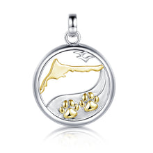 Laden Sie das Bild in den Galerie-Viewer, Inselsilber: Anhänger, "Mein Hund und ich auf Fischland - Darß - Zingst", 925er Silber, bicolor, vergoldet, KA50WY