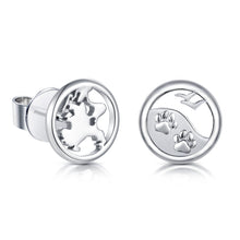 Laden Sie das Bild in den Galerie-Viewer, Inselsilber: Ohrring, Ohrstecker "Mein Hund und ich auf Rügen" 925er Silber, weiß rhodiniert, KA51