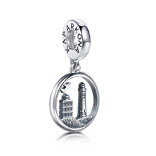 Laden Sie das Bild in den Galerie-Viewer, Charm „Kap Arkona – Leuchttürme“ aus 925er Silber mit Schinkelturm, neuem Leuchtturm, Möwe und Steilküste – Inselsilber Schmuck für Armband oder Kette.