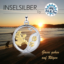 Laden Sie das Bild in den Galerie-Viewer, Inselsilber: Anhänger, "Mein Hund und ich auf Rügen", 925er Silber, bicolor, vergoldet, KA25WY