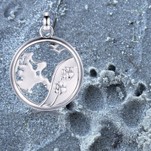 Laden Sie das Bild in den Galerie-Viewer, Inselsilber: Anhänger, "Mein Hund und ich auf Rügen", 925er Silber, weiß rhodiniert, KA23
