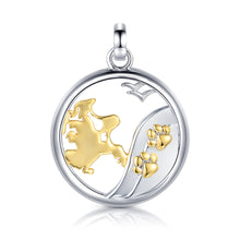 Laden Sie das Bild in den Galerie-Viewer, Bicolor-Anhänger Rügen mit Hundepfoten, Möwen und Insel-Umriss, 925er Silber, teils vergoldet