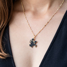 Laden Sie das Bild in den Galerie-Viewer, Vergoldeter Anhänger in Form der Insel Rügen mit Hiddensee, gefüllt mit schwarzem Lavasand, getragen an goldfarbener Kette