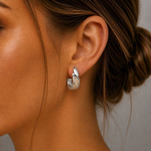 Laden Sie das Bild in den Galerie-Viewer, DUR Schmuck: Ohrringe, Halbcreolen "Twinkle", mit Strandsand/Crystal, Edelstahl, STE1013SA