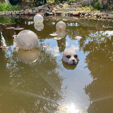 Laden Sie das Bild in den Galerie-Viewer, Schwimmende Robbe, Seehund, Deko für Teich und Garten, hellbraun oder grau