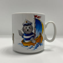Laden Sie das Bild in den Galerie-Viewer, Tasse Porzellan Robbe „Seefahrer - Steg“ mit Wunschnamen - Jeder Name ist möglich!