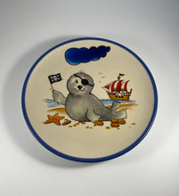 Laden Sie das Bild in den Galerie-Viewer, Teller, Keramik, Robbe „Pirat“ mit Wunschnamen - Jeder Name ist möglich!