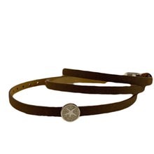 Laden Sie das Bild in den Galerie-Viewer, DUR Schmuck: Armband, Lederarmband braun mit Sandelement, Sandseestern, A1597