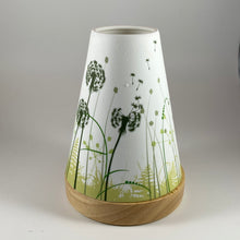 Laden Sie das Bild in den Galerie-Viewer, Porzellan Windlicht Vintage Style, „Pusteblume"