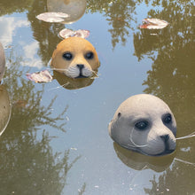 Laden Sie das Bild in den Galerie-Viewer, Schwimmende Robbe, Seehund, Deko für Teich und Garten, hellbraun oder grau