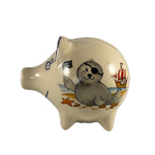 Laden Sie das Bild in den Galerie-Viewer, Sparschwein Robbe „Pirat“ mit Wunschnamen - Jeder Name ist möglich!