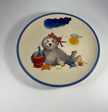 Laden Sie das Bild in den Galerie-Viewer, Teller, Keramik, Robbe „Mädchen“ mit Wunschnamen - Jeder Name ist möglich!