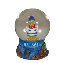 Laden Sie das Bild in den Galerie-Viewer, Schneekugel „Ostsee - Möwe Piet“