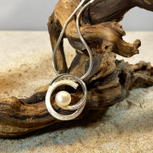 Laden Sie das Bild in den Galerie-Viewer, Anhänger „Windbraut“ von DUR Schmuck