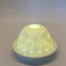 Laden Sie das Bild in den Galerie-Viewer, Porzellan Windlicht „Herz"