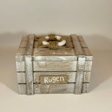 Laden Sie das Bild in den Galerie-Viewer, Holz Schatzkiste mittel „Rügen"