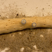 Laden Sie das Bild in den Galerie-Viewer, DUR Schmuck: Ohrringe, Ohrstecker "Strandzauber" mit Strandsand O4909
