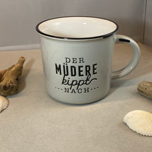 Laden Sie das Bild in den Galerie-Viewer, Tasse „Der Müdere kippt nach“
