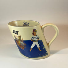 Laden Sie das Bild in den Galerie-Viewer, Schiefe Tasse, Keramik, „Pirat Junge“ mit Wunschnamen - Jeder Name ist möglich!