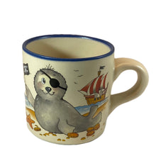 Laden Sie das Bild in den Galerie-Viewer, Tasse Robbe „Pirat“ mit Wunschnamen - Jeder Name ist möglich!