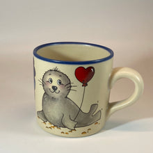 Laden Sie das Bild in den Galerie-Viewer, Tasse, Keramik, „Robbe mit Herzluftballon“ mit Wunschnamen - Jeder Name ist möglich!