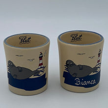Laden Sie das Bild in den Galerie-Viewer, Eierbecher / Schnapsglas „Robbe“ mit Wunschnamen - Jeder Name ist möglich!