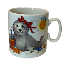 Laden Sie das Bild in den Galerie-Viewer, Tasse Porzellan Robbe „Mädchen“ mit Wunschnamen - Jeder Name ist möglich!