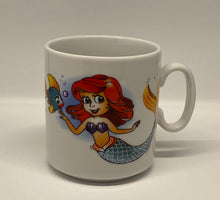 Laden Sie das Bild in den Galerie-Viewer, Tasse Porzellan Robbe „Meerjungfrau“ mit Wunschnamen - Jeder Name ist möglich!