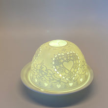 Laden Sie das Bild in den Galerie-Viewer, Porzellan Windlicht „Herz"