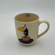 Laden Sie das Bild in den Galerie-Viewer, Keramiktasse Rabe auf Holzpoller, Jeder Name ist möglich und wird in das blaue Feld graviert