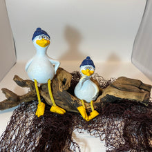 Laden Sie das Bild in den Galerie-Viewer, Kantensitzer „Möwe“ 2er Set mit Mütze