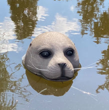 Laden Sie das Bild in den Galerie-Viewer, Schwimmende Robbe, Seehund, Deko für Teich und Garten, hellbraun oder grau