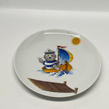 Laden Sie das Bild in den Galerie-Viewer, Teller, Porzellan, Robbe „Seefahrer“ mit Wunschnamen - Jeder Name ist möglich!