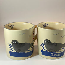 Laden Sie das Bild in den Galerie-Viewer, Kindertasse, Keramik, „Robbe“ groß mit Wunschnamen - Jeder Name ist möglich!