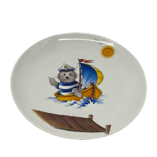 Laden Sie das Bild in den Galerie-Viewer, Teller mit Wunschnamen, Namensgravur auf den Teller, Robbe mit Kapitänsmütze und Segelschiff