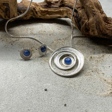 Laden Sie das Bild in den Galerie-Viewer, DUR Schmuck: Anhänger "Meeresstrudel" mit Kyanit P3056