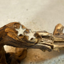 Laden Sie das Bild in den Galerie-Viewer, DUR Schmuck: Ohrringe, Ohrstecker "Seestern" mit Strandsand S1441