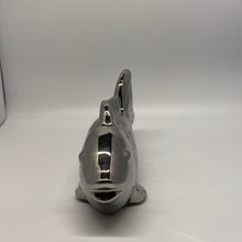 Laden Sie das Bild in den Galerie-Viewer, Silberner "Fisch", Keramikfigur